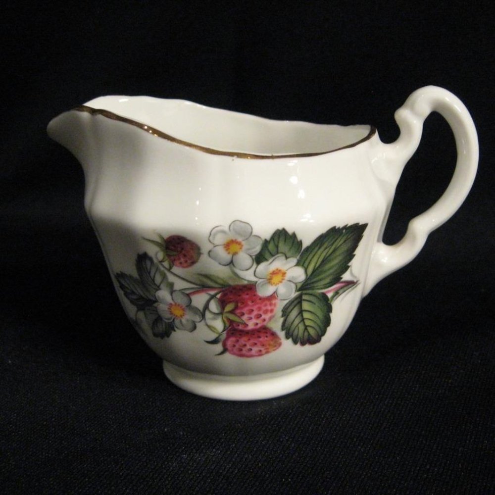 MAYFAIR BONE CHINA MINI CREAMER w/STRAWBERRIES